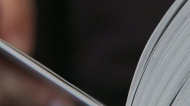 Bir kadının el kitabın sayfalarında tutar. Kitap sayfaları