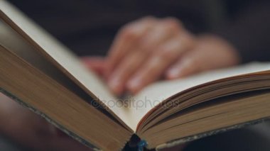 El ve kitap: bir kitap okuma ve parmaklarını çizgisinde holding