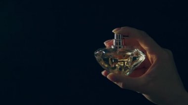 Siyah arka plan üzerine parfüm. Eau de toilette sıçrama