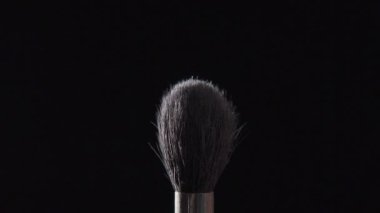 Siyah bir zemin üzerine toz fırçası: kadın el ele tutuşur bir fırça
