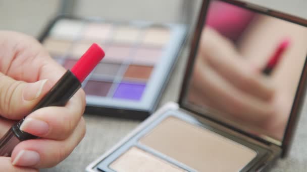 Maquillage. Cosmétiques décoratifs : rouge à lèvres lumineux et miroir — Video