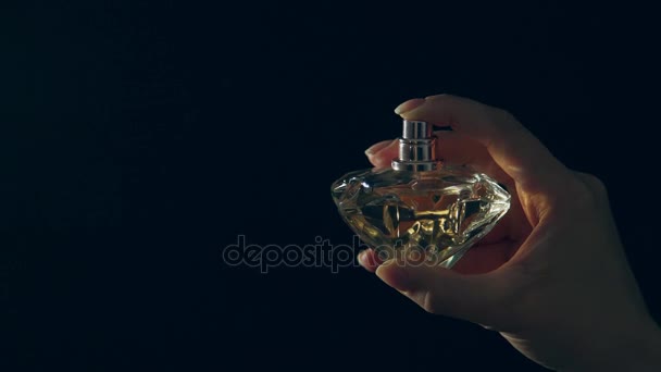 Perfume sobre fundo preto. Splash de eau de toilette — Vídeo de Stock