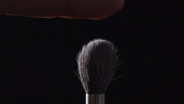 Kosmetik Pinsel und Explosion Make-up Puder Hintergrund. — Stockvideo