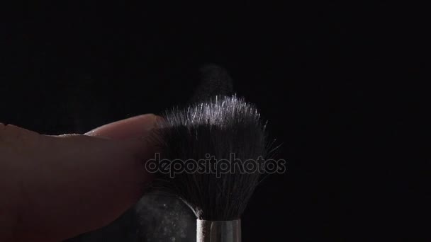 Cepillo para polvo sobre fondo negro: herramientas de maquillaje . — Vídeo de stock