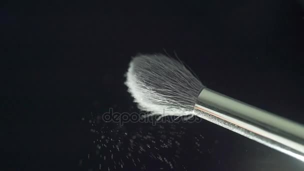 Cosmétiques brosse et explosion maquillage poudre fond . — Video