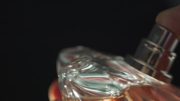 Geur van parfum eau de parfum: Spatten op een zwarte achtergrond. — Stockvideo