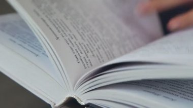 Sayfaları tarama yaptırın. Kitap sayfaları. Kitap okuma.
