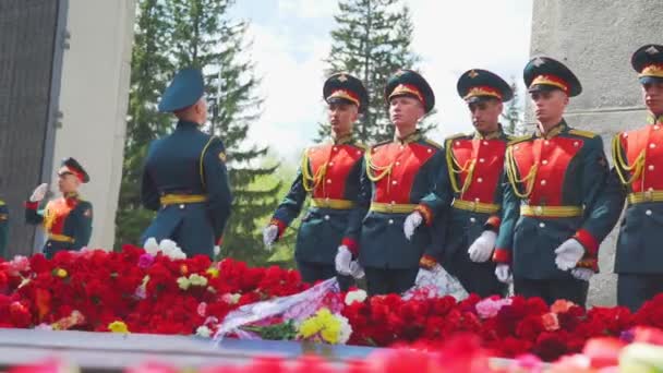 Rusia, 9 de mayo de 2017: Guardia de honor deposita flores en memoria — Vídeos de Stock