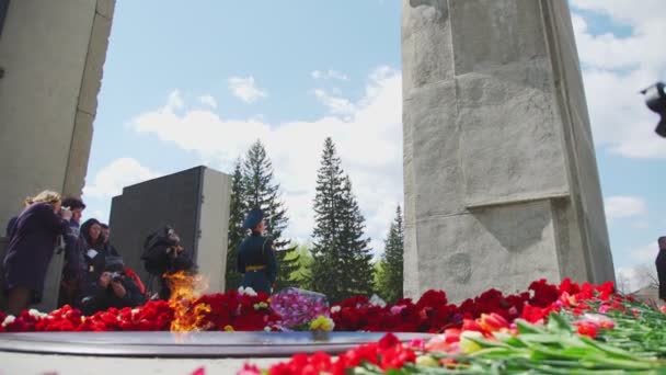 Новосибирск, 9 мая 2017: Памятник и вечный огонь. День Победы — стоковое видео