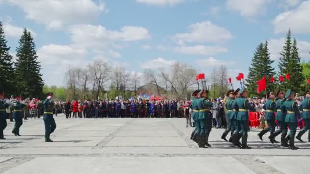 Ρωσία, Νοβοσιμπίρσκ, 9η Μαΐου 2017: στρατιωτική μπάντα χάλκινων πνευστών στην παρέλαση — Αρχείο Βίντεο