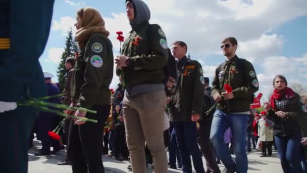 Ρωσία, Νοβοσιμπίρσκ, 9η Μαΐου 2017: εορταστική παρέλαση στην ημέρα της νίκης — Αρχείο Βίντεο