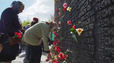 Rusya, Novosibirsk, 9 Mayıs 2017: insanlar zafer gününde çiçek getirmek