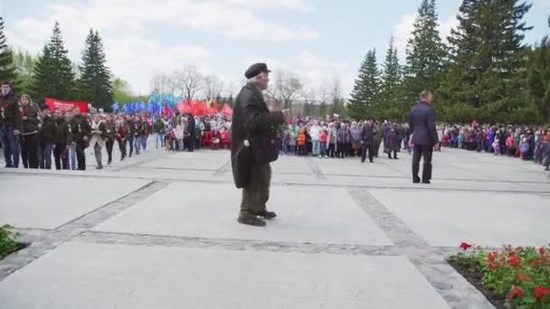 Rússia, Novosibirsk, 9 de maio de 2017: Velho veterano perto do monumento — Vídeo de Stock