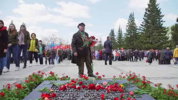 Ρωσία, Νοβοσιμπίρσκ, 9η Μαΐου 2017: παλιό βετεράνος του πολέμου με λουλούδια — Αρχείο Βίντεο
