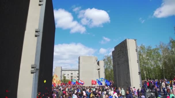 Россия, Новосибирск, 9 мая 2017: Россияне празднуют День Победы — стоковое видео
