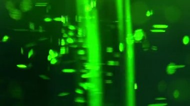 Kimyasal kaplarda reaktifler: kimyasal deneyler renkli.