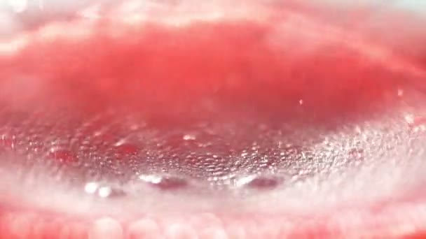 Textur kemisk vätska. I ramen endast en närbild drink: röd saft — Stockvideo