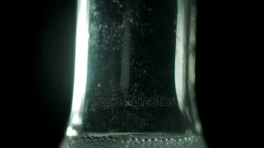 İn vitro: beyaz opak sıvı kimyasal konteyner kabarcık içinde.