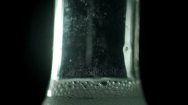 Sıvı turbidly beyaz cam kimyasal şişeye: süreçleri gazlama.