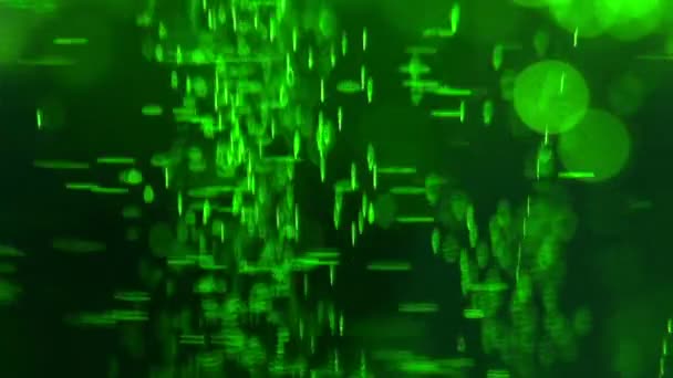 Vloeistof is helder groen in glas chemische kolf: textuur en processen — Stockvideo