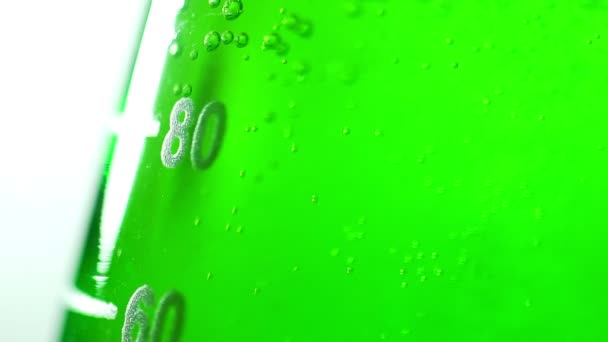 Mäta kolv för kemiska laboratorium. Grön vätska i kolven. — Stockvideo