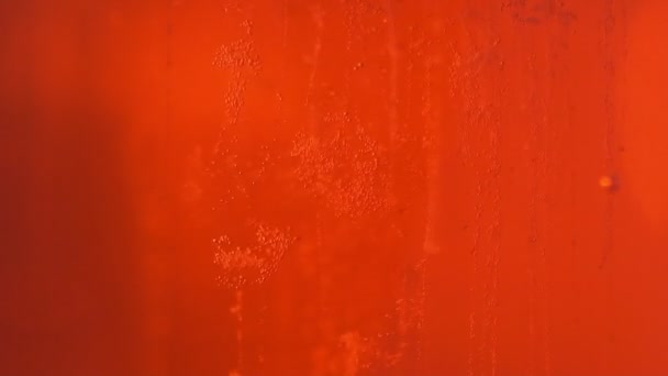 Liquide rouge dans une fiole chimique en verre : la texture et les processus 