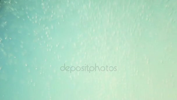 In vitro: líquido branco opaco num recipiente químico extra close-up . — Vídeo de Stock
