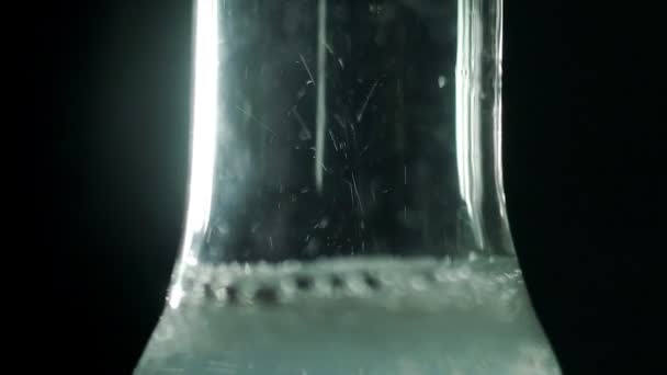 Il liquido è torbidamente bianco nel pallone chimico di vetro: processi di gassazione — Video Stock