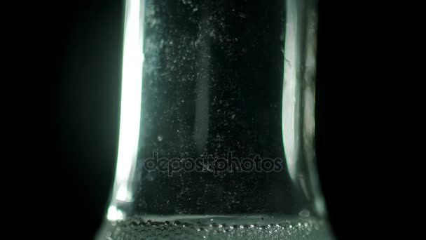 In vitro: biały nieprzezroczysty płyn w bańce chemicznych kontenera. — Wideo stockowe