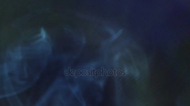 Joss sopa ile siyah arka plan üzerine smoldering tütsü.