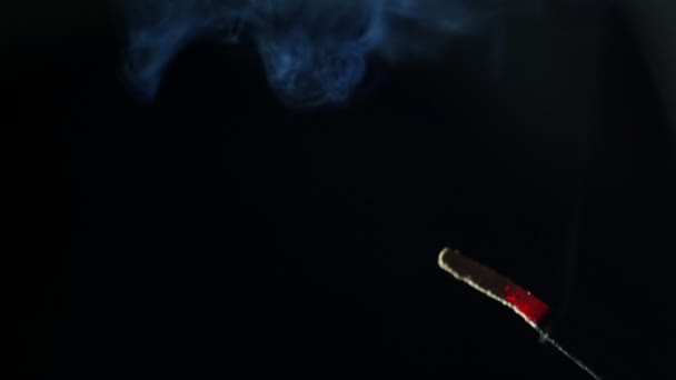 Joss Stick. Encens : sur un fond noir fumant bâton aromatique . — Video