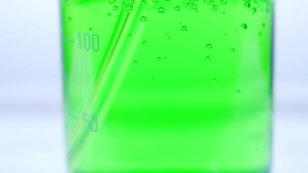 Colored chemical experiments: bright green liquid, experiment. — Stock Video