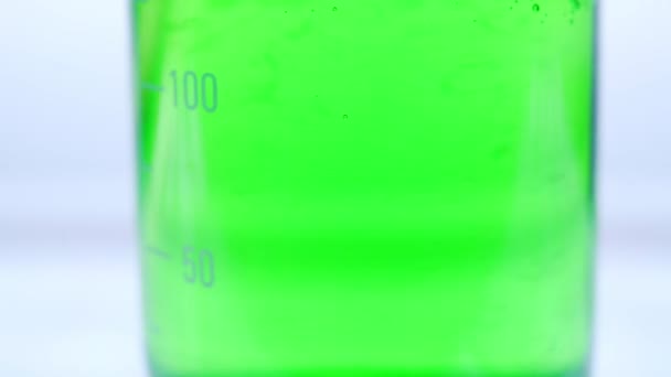 유리 컨테이너에 녹색 액체입니다. 액체의 질감 — 비디오