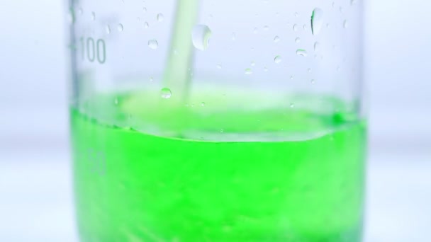 Gekleurde chemische experimenten: heldere groene vloeistof. — Stockvideo