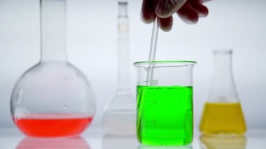 Farklı sıvılar içinde ile kimya Laboratuar kapkacakları