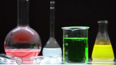 Renkli sıvı kristal ile laboratuvar cam konik Erlenmeyer şişeler