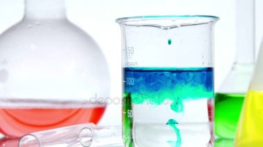 Renk deneyler. Parlak beyaz üzerinde izole su ile şişeye mürekkep.