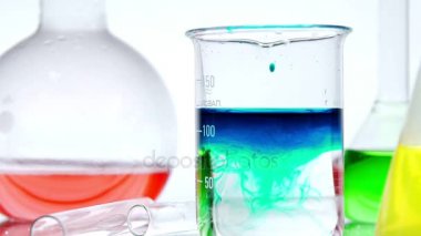 Yuvarlak ampul, kabı ve tüp. Renk deneyler.