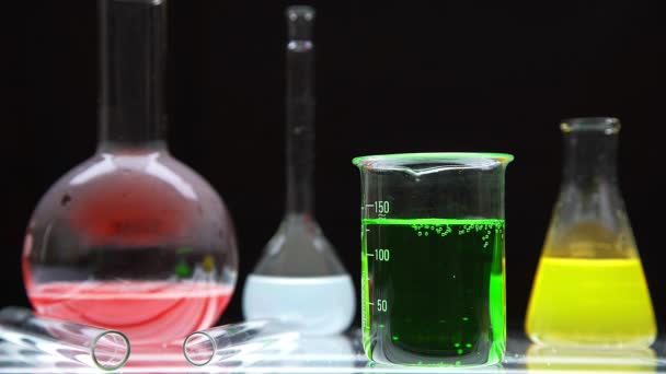 Os cientistas entregam uma luva estéril e colocam um tubo de ensaio na mesa. — Vídeo de Stock