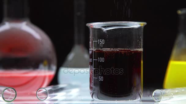 Різні типи хімічних лабораторних скляних посуду з рідинами всередині — стокове відео