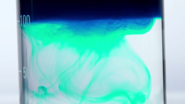 Вода окрашена в синий цвет под действием химического реагента — стоковое видео
