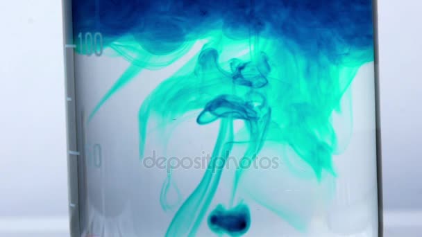 Water is geverfd blauwe onder het optreden van een chemisch reagens — Stockvideo