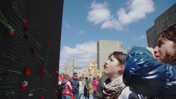 Russie, Novossibirsk, 9 mai 2017 : une femme lit les noms des soldats morts — Video