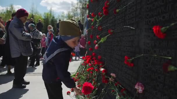 俄罗斯，2017 年 5 月 9 日： 儿童献花纪念墙上 — 图库视频影像