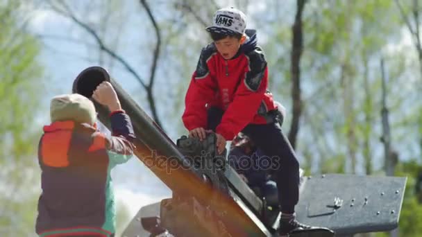 Rusko, 9. května 2017: děti hrají s vojenským vybavením — Stock video