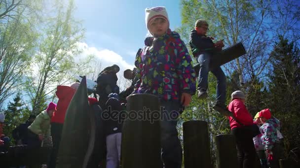Rosja, Nowosybirsk, 9 maja 2017: dzieci i sprzętu wojskowego — Wideo stockowe
