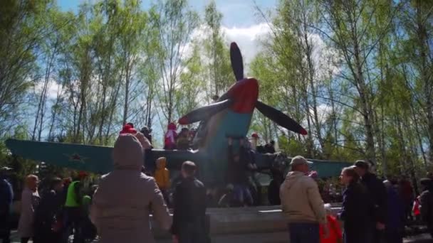 Rússia, Novosibirsk, 9 de maio de 2017: Crianças com um avião militar . — Vídeo de Stock