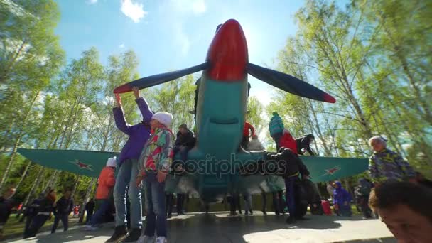 Ryssland, Novosibirsk, 9 May2017: Barnen runt fighter, spinning blad — Stockvideo