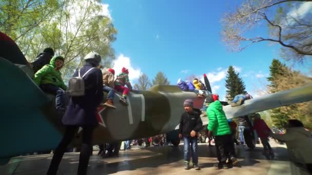 Ρωσία, Νοβοσιμπίρσκ, 9η Μαΐου 2017: στρατιωτικά αεροσκάφη και τα παιδιά — Αρχείο Βίντεο