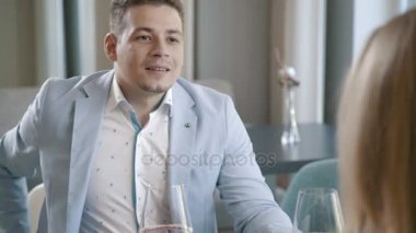 Kocası onu oturan kadını, hassasiyet ile bakar.